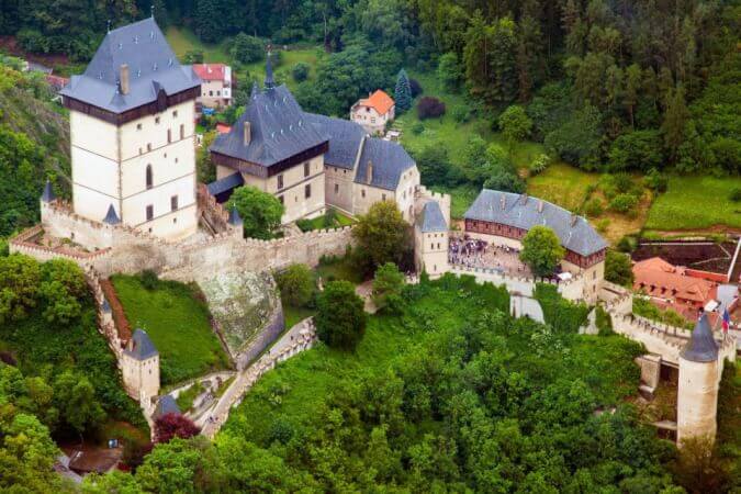 Castillo de Karlstejn en Coche Vintage