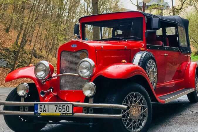 Castillo de Karlstejn en Coche Vintage