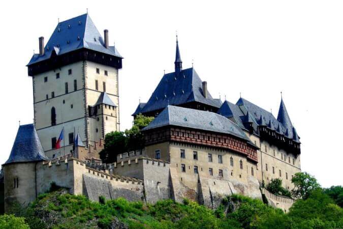 Castillo de Karlstejn en Coche Vintage