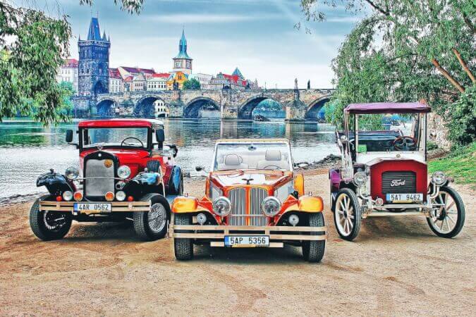 Castillo de Karlstejn en Coche Vintage