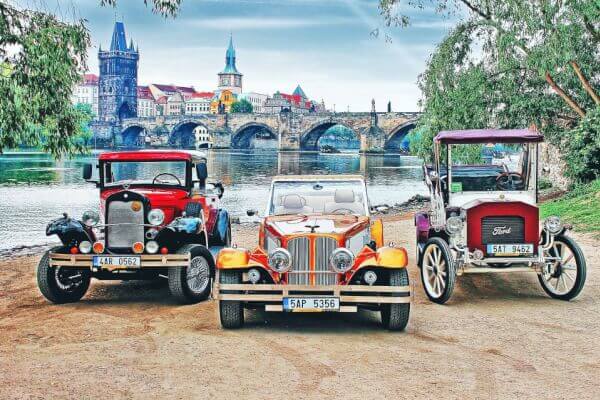 Castillo de Karlstejn en Coche Vintage