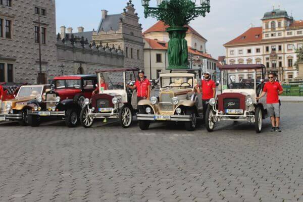 Recorrido en coche de época por Praga