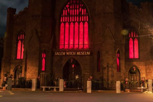 Salem: Fantasmas, Brujas y Hechiceros Tour - Un Plan Diferente